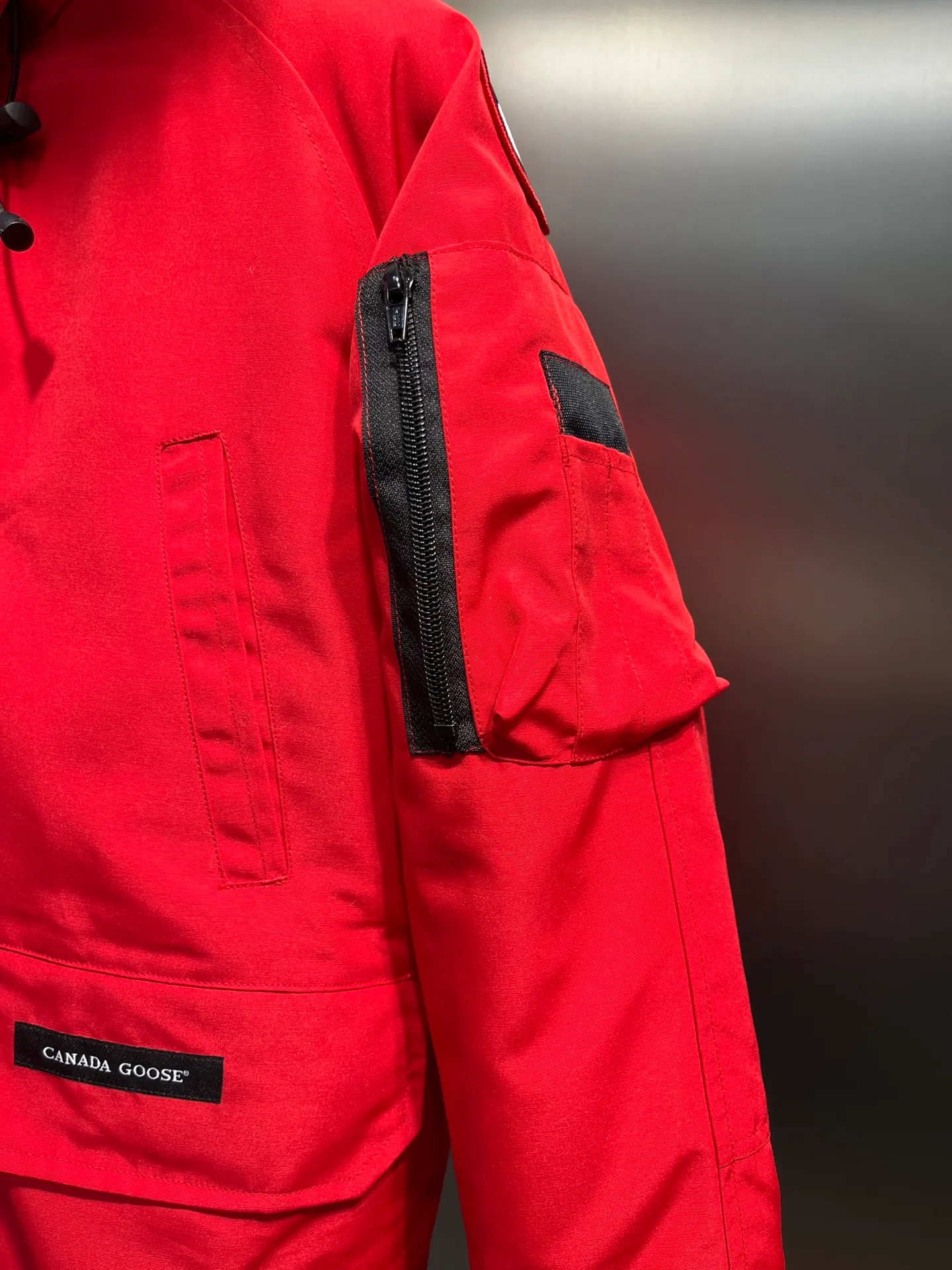 P780 CANADA GOOES 02 model Chilliwa bomber jacket 02 model, chosen by Arctic and Antarctic scientific expedition teams as their cold-proof equipment, the Rolls-Royce of down jackets. ➖ Industry-leading anti-counterfeiting chip sensing. ➖ Imported Behringer embroidery machines and customized embroidery labels, the highest level and industry leading. ➖ Imported Korean 21-count polyester-cotton blended original fabric, TC85 waterproof coated fabric, water-repellent, windproof and wear-resistant. ➖ The new national standard 80 white duck down is filled with an average of 520 grams of down. The amount of down filled is industry-leading. ➖ 100% nylon lon lining with double double-layer sealing design to prevent velvet running, seamless thread design on cuffs! ➖ Western Canadian Green Wolf Collar. ➖ Yoshida YKK provides original factory-customized electroplated sliders. YKK two-way lockable zippers are tight and smooth and do not peel off paint. ➖ 3M composite Velcro is durable and the accessories and hardware are all custom-made. Note: Our copywriting is only simple and clear. Instead of bragging about the copywriting, it is better to compare and understand with samples. Only for the purest, most focused, most professional, highest quality, and highest sex!  size：xs-xl